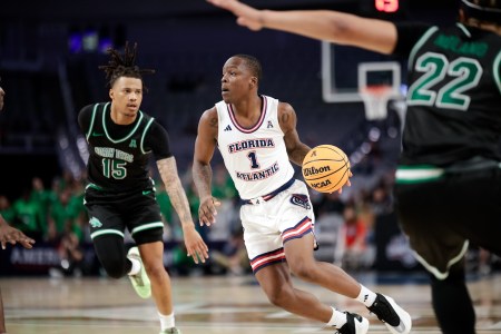 Johnell Davis of the Florida Atlantic Owls looks to drive