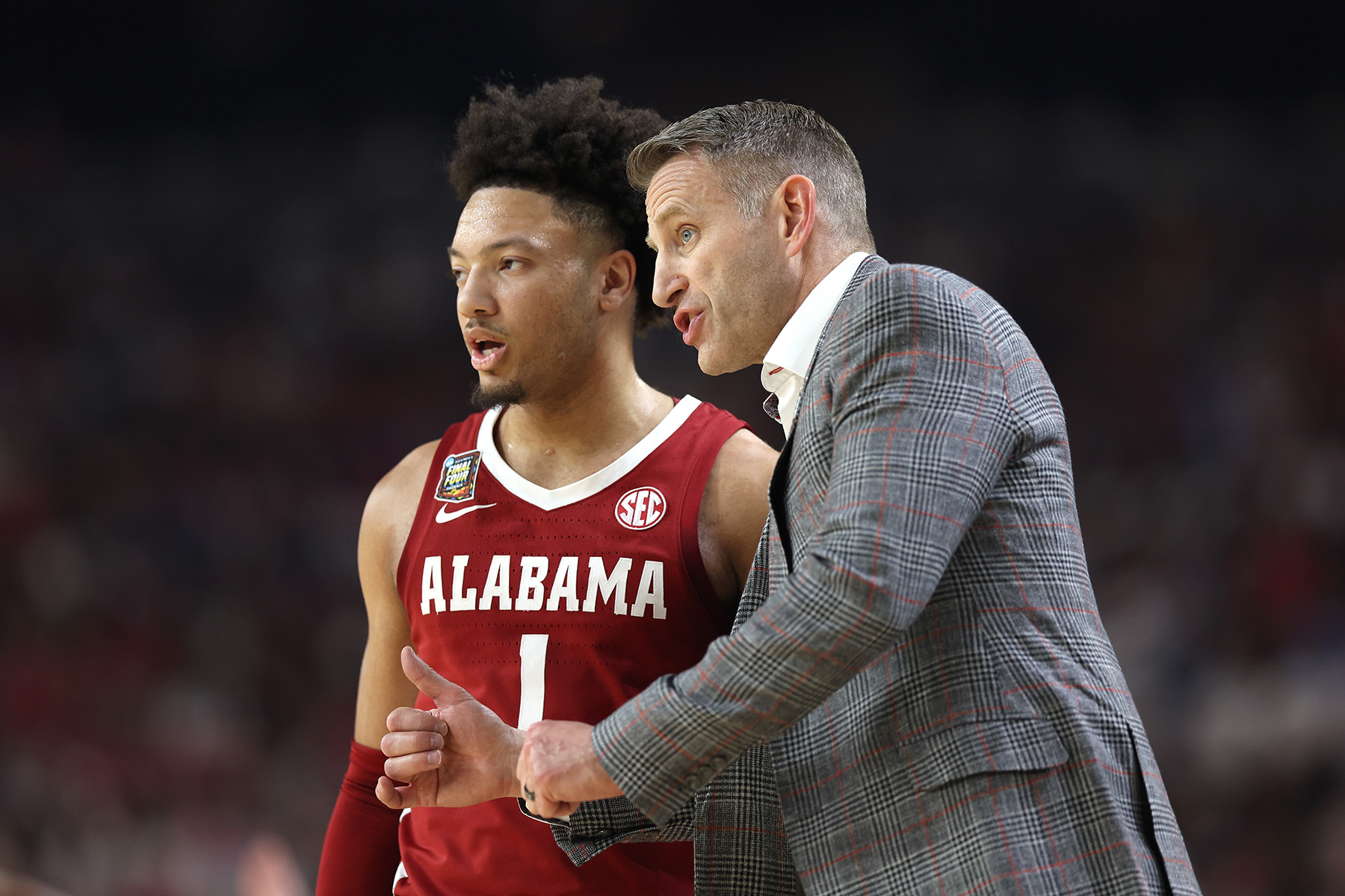 Alabama head coach Nate Oats talks to Alabama point guard Mark Sears.