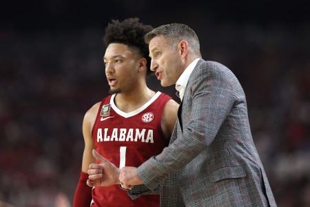 Alabama head coach Nate Oats talks to Alabama point guard Mark Sears.