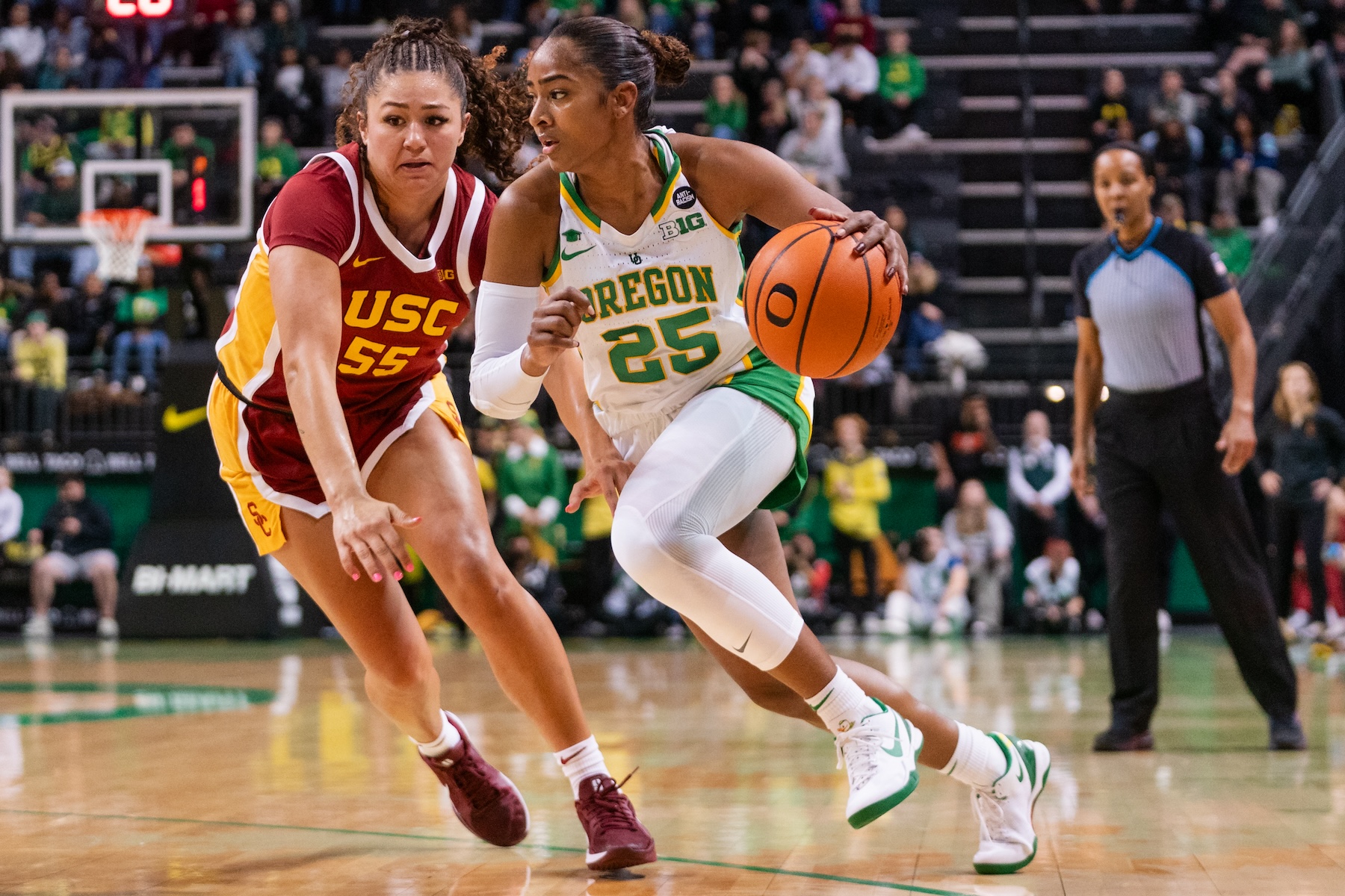 Deja Kelly #25 of the Oregon Ducks moves toward the baseline