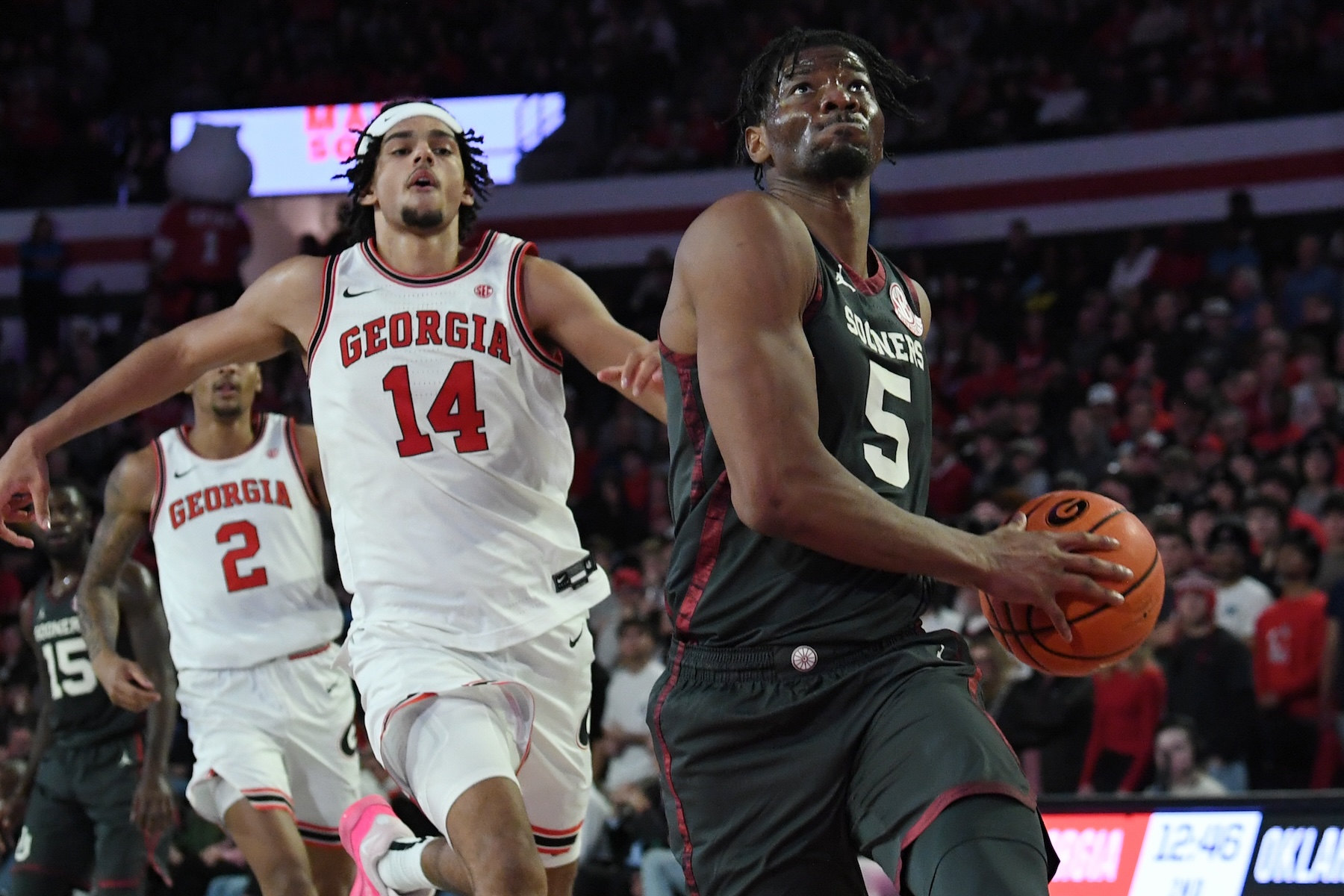 Oklahoma Sooners center Mohamed Wague (5) drives to the basket