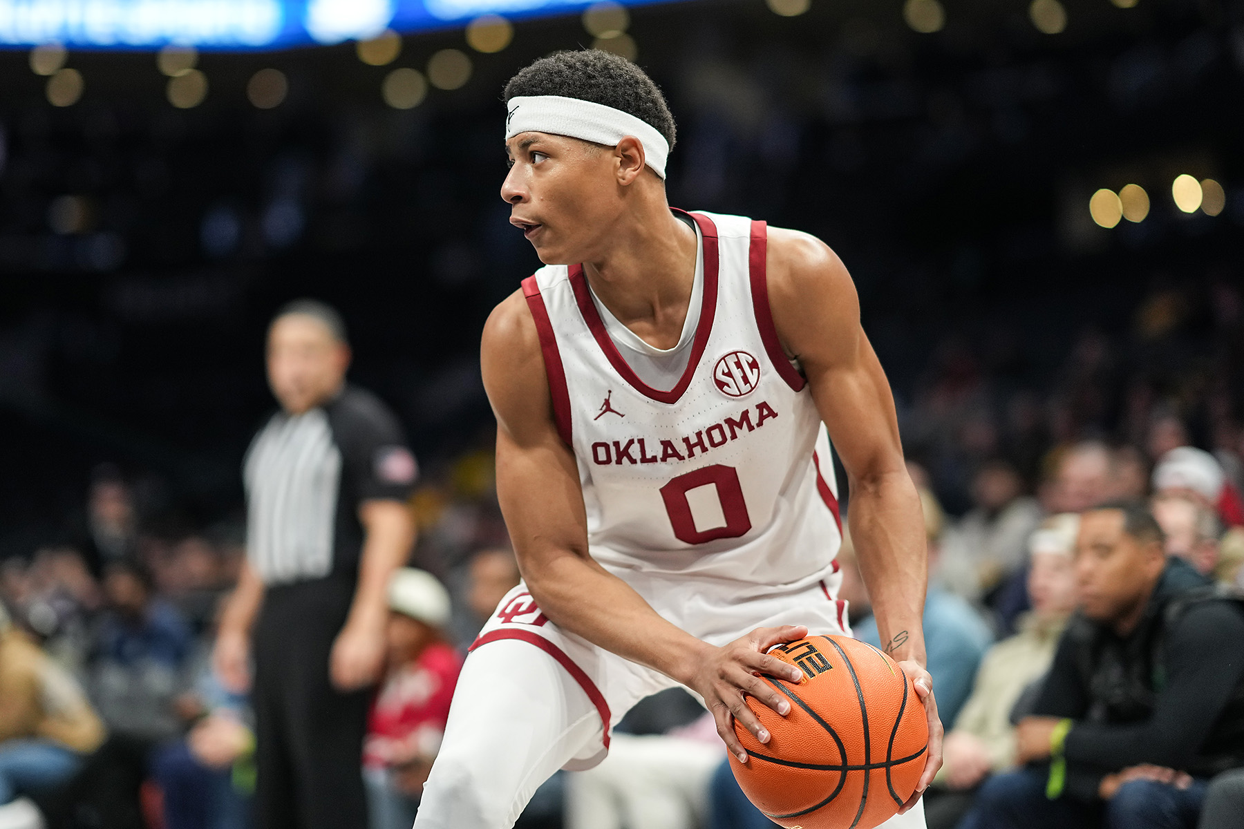 Oklahoma guard Jeremiah Fears with the ball in his hands during a game.